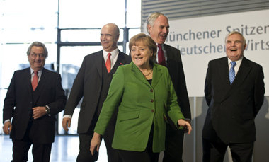EU-Staaten knebeln, Verelendung breiter Bevölkerungsschichten pl...