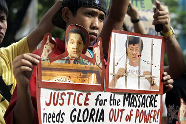 Wut auf die Präsidentin: Gloria Macapagal-Arroyo (l.) zog i... Wut auf die Präsidentin: Gloria Macapagal-Arroyo (l.) zog i...