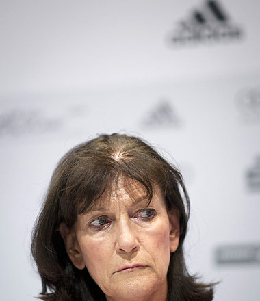 Adidas im Kopf (Fr. Dr. Thiel, früher als Turniertänze... Adidas im Kopf (Fr. Dr. Thiel, früher als Turniertänze...