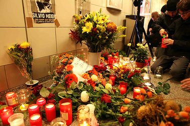 U-Bahnhof Samariterstraße, Berlin: Hier ermordeten Neofasc... U-Bahnhof Samariterstraße, Berlin: Hier ermordeten Neofasc...