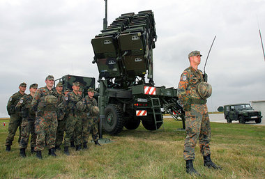 Warten auf den Marschbefehl: Bundeswehrsoldaten vor einem »... Warten auf den Marschbefehl: Bundeswehrsoldaten vor einem »...