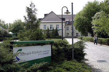 Einfahrt zum Altmark-Klinikum Krankenhaus Gardelegen (Mai 2009)