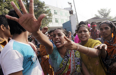 Besch&auml;ftigte von Textilfabriken in Bangladesch protestieren...