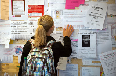 Studentenbuden sind schwer zu finden. Schwarzes Brett an der Uni...