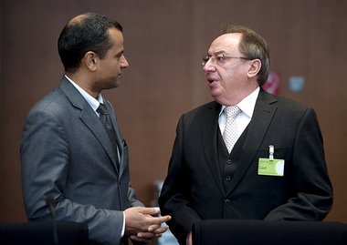 Ausschu&szlig;vorsitzender Sebastian Edathy (SPD) begr&uuml;&szl...