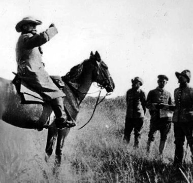 Oberstleutnant Ludwig von Estorff bei einer Besprechung während ... Oberstleutnant Ludwig von Estorff bei einer Besprechung während ...