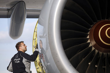 Flugzeugtechniker der Lufthansa wartet ein Strahltriebwerk, Flug...