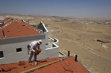 Arbeiter am Daches eines Hauses der Siedlung Maale Adumim in der...