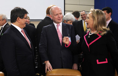 US-Au&szlig;enministerin Hillary Clinton mit ihren britischen un...
