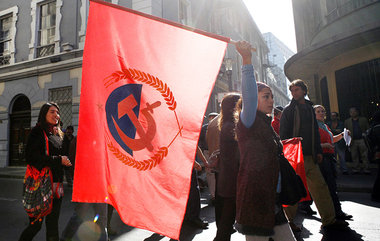 Sempre presente durante os protestos no país: O KP-Chile mostra Bandeira ...