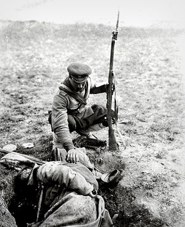 Bulgarischer Soldat und sein gefallener Kamerad, 1912 (ohne Ort)