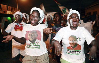 Mahama-Ah&auml;nger feiner auf den Stra&szlig;en von Accra den S...