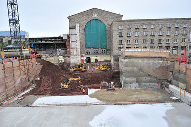 Riesenbaustelle vor dem Hauptbahnhof in Stuttgart. In der Grube ...