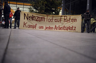 Opel-Besch&auml;ftigte protestieren am Montag in Bochum vor Begi...