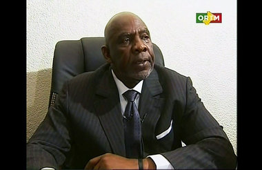 Mit versteinerter Miene gab Malis Premierminister Diarra am Dien...