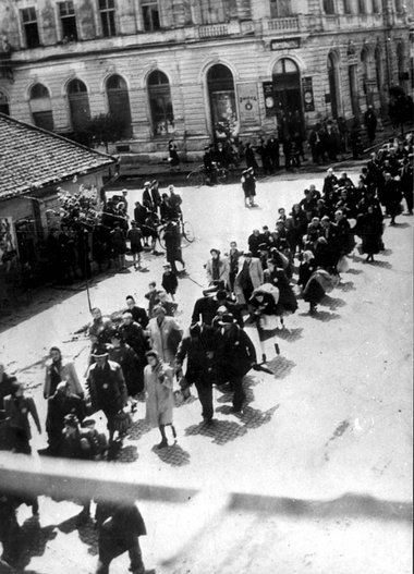 Juden im ungarischen K&ouml;rmend 1944 auf dem Weg zum Ghetto