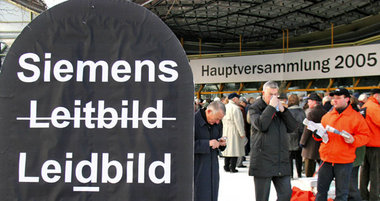 Proteste vor der Hauptversammlung: Jobvernichtung im großen Stil... Proteste vor der Hauptversammlung: Jobvernichtung im großen Stil...