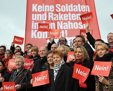 No Patriots: Mitglieder der Linkspartei demonstrierten am Mittwo...
