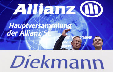 Allianz-Chef Diekmann (hier l. am 5. Mai 2010 in München) wünsch... Allianz-Chef Diekmann (hier l. am 5. Mai 2010 in München) wünsch...