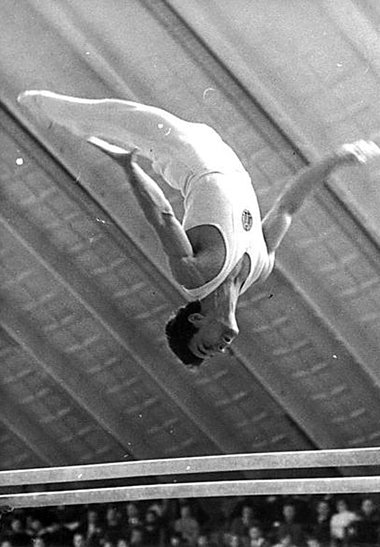 Klaus Köste kopfüber, als Mitglied der DDR-Turnnationalmannschaf... Klaus Köste kopfüber, als Mitglied der DDR-Turnnationalmannschaf...