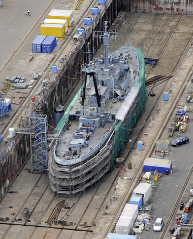 R&uuml;stung geht immer: Deutsches Marineschiff auf der Peene-We...