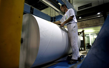 Arbeiter in der Papierfabrik Niederauer Mühle GmbH in Kreuz... Arbeiter in der Papierfabrik Niederauer Mühle GmbH in Kreuz...