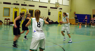 Cheerleaderinnen gab&rsquo;s auch (hinten rechts im Bild)