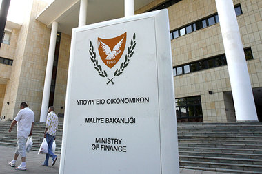 &amp;Uuml;berfordert? Eingang zum Finanzministerium Zyperns in d...