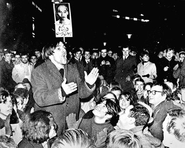 Rudi Dutschke agitiert auf einer Demo in Frankfurt am Main gegen...