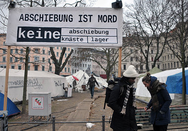 Protestcamp der Fl&uuml;chtlinge auf dem Berliner Oranienplatz a...