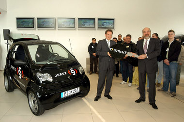 Jurex-Chef Norbert Lüer (r.) bei der Präsentation der gepriesene...