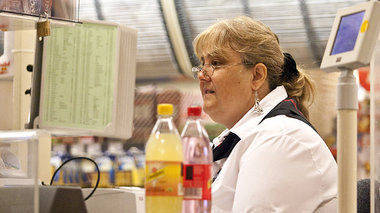 Barbara Emme an der Kasse im Kaiser’s-Markt in Berlin-Hohe... Barbara Emme an der Kasse im Kaiser’s-Markt in Berlin-Hohe...