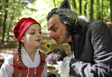 Rotkäppchen anno 2012, mit etwas abgewracktem Wolf (Edgar Selge) Rotkäppchen anno 2012, mit etwas abgewracktem Wolf (Edgar Selge)