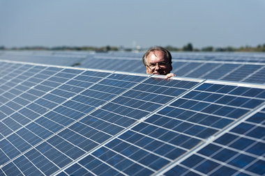 Sonne auf die Platte: Regierungschef Haseloff im Solarpark K&oum...