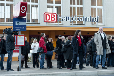 Bahnpassagiere warten auf den Bus &ndash; hier wegen eines Strei...