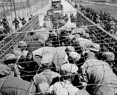 Juni 1952: US-Soldaten verlegen nordkoreanische Kriegsgefangene ...