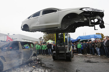 Vielsagende Symbolik: Besch&auml;ftigte des Genker Ford-Werks st...