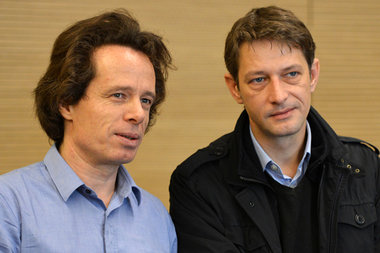 Hartn&auml;ckige Reporter: Thomas Datt (l. ) und Arndt Ginzel. N...