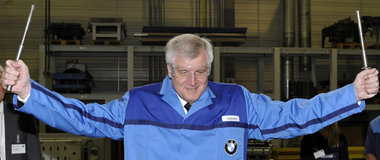 Ganz oben: CSU und BMW. Parteichef Horst Seehofer im Motorenwerk...