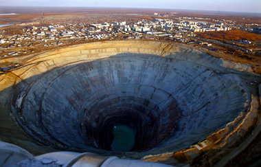 Die Diamantenmine »Mir« (Frieden) in der Nähe von Mirny in der j...