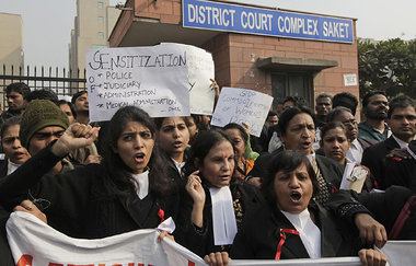 Protestdemonstration am Donnerstag in Delhi vor dem Gerichtsgeb&... Protestdemonstration am Donnerstag in Delhi vor dem Gerichtsgeb&...