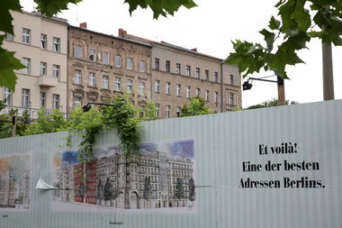 Bauzaun in der Kollwitzstraße Berlin-Prenzlauer Berg im August 2...