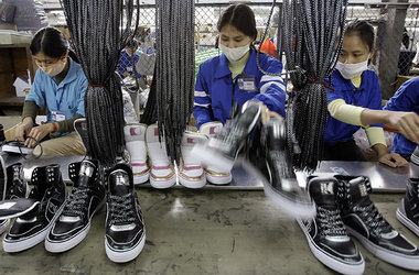 Arbeiterinnen in einer Schuhfabrik in Hanoi: Vietnam bleibt auch... Arbeiterinnen in einer Schuhfabrik in Hanoi: Vietnam bleibt auch...