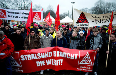 Planungschaos kostet Jobs: Werft-Besch&auml;ftigte demonstrieren...