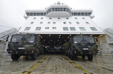 Am Dienstag in Travem&uuml;nde: Verladung von Milit&auml;rfahrze...