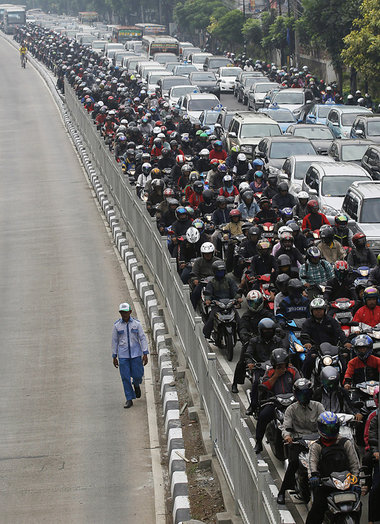 Rush-hour in Jakarta: Ein wenig Platz für neue Autos ist no... Rush-hour in Jakarta: Ein wenig Platz für neue Autos ist no...