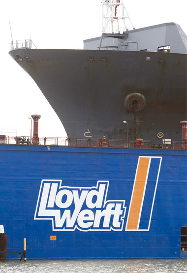 Das Frachtschiff MSC Davos im Schwimmdock 3 in Bremerhaven, Apri... Das Frachtschiff MSC Davos im Schwimmdock 3 in Bremerhaven, Apri...