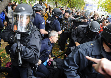 Mit Waffengewalt: Festnahme von »Occupy«-Aktivisten ... Mit Waffengewalt: Festnahme von »Occupy«-Aktivisten ...