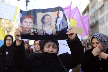 Trauer und Wut auch in Marseille: Eine Demonstrantin hält F... Trauer und Wut auch in Marseille: Eine Demonstrantin hält F...