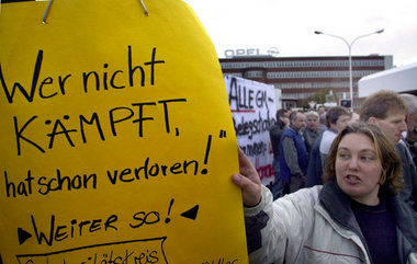 Im Oktober 2004 streikten Bochums Opelaner gegen drohenden Jobve...